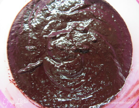 Готовим черносмородиновый ганаш. Для приготовления ганаша черную смородину измельчить погружным блендером и протереть через сито (либо взять уже готовое пюре). В воду добавить сахар, лимонный сок, протертую смородину и довести до кипения. Соединить черносмородиновый сироп и шоколад, перемешать до полного объединения, добавить черносмородиновый ликер и взбить легкими движениями.