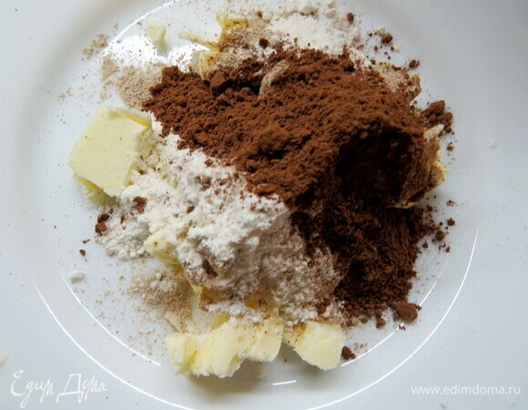 Готовим шоколадно-фундучный сroquant. Для фундучного кроканта масло нарезать кубиками, смешать с сахарной пудрой (у меня из сахара мусковадо), добавить муку, какао, перемешать. Добавить порубленные орехи, перемешать до однородной массы.