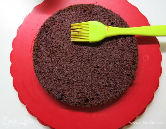 Приготовить пропитку для коржей. В воду добавить сахар, нагреть до растворения сахара, добавить ликер, перемешать. Пропитать коржи.