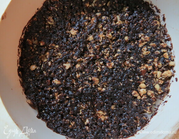 На ганаш выложить хрустящую ореховую прослойку, далее — половину шоколадного сливочного крема.