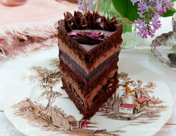 После покрытия ганашем убрать торт в холодильник еще минимум на час. А затем подавать к столу.