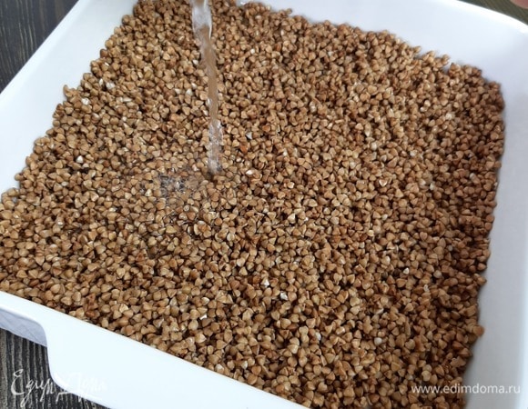 Промываем гречку, засыпаем в форму для запекания, солим и заливаем водой. Примерно на 1 см выше уровня крупы. Форма у меня размером 20 х 20 см.