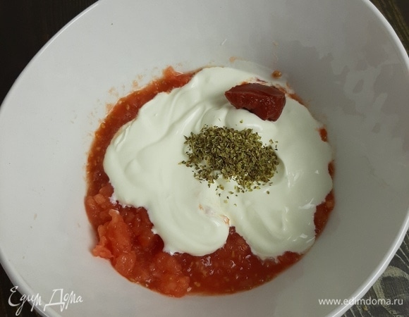 Добавляем сметану, томатную пасту, специи, соль и примерно 150 мл воды. Смотрите по густоте. Не должно быть слишком жидко.