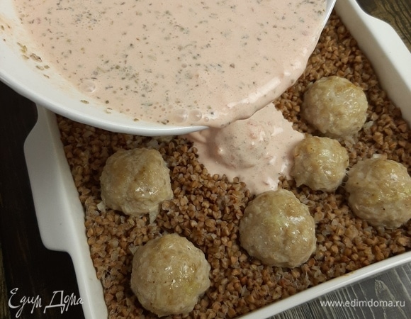 Достаем нашу форму из духовки. Вода уже выпарилась, и гречка готова. Заливаем все соусом.