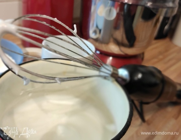 Отделить белки от желтков. Белки взбить со щепоткой соли в нежную пенку. Не переставая взбивать, постепенно добавить 50 г сахара, взбить до крепких пиков.