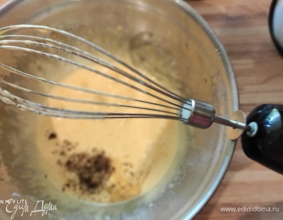 В другой емкости взбить желтки с оставшимися 50 г сахарного песка, добавить ваниль.