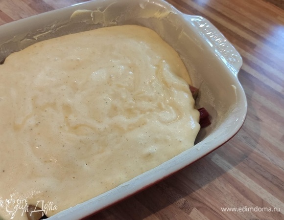 Сверху вылить тесто, разровнять.