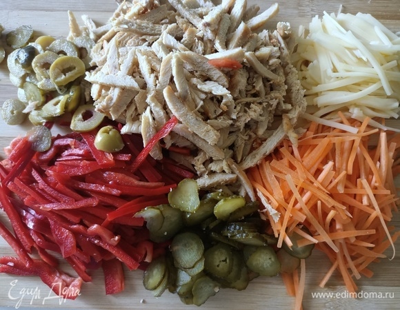 Овощи и остывшую куриную грудку нарезать соломкой.