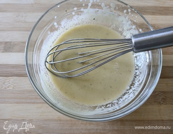 Для соуса смешать майонез, горчицу, винный уксус и оливковое масло. Посолить, поперчить по вкусу. Перемешать.