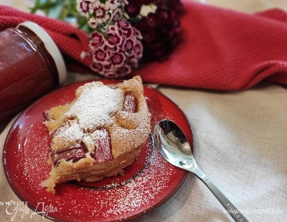 Десерт можно подать с шариком ванильного мороженого или в «лужице» ароматного ванильного соуса. Также клафути можно подать с мармеладом из ревеня и клубники. Рецепт здесь: https://www.edimdoma.ru/retsepty/74998-marmelad-iz-revenya-i-klubniki-s-myatoy