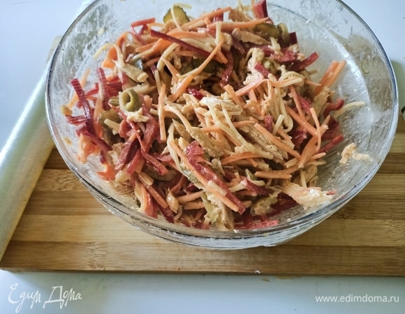 Салат смешать с соусом. Накрыть пищевой пленкой и поставить в холодильник минимум на 1 час.