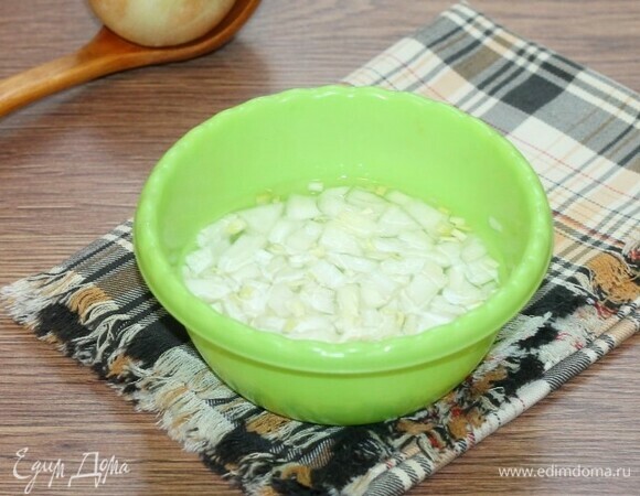 Очищенный и мелко порубленный лук залить горячей водой, добавить уксус 9 % и щепотку сахара. Убрать миску в сторону. После охлаждения воду слить.