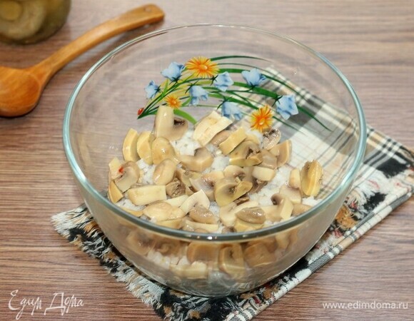 Маринованные грибы нарезать дольками и добавить к рису.