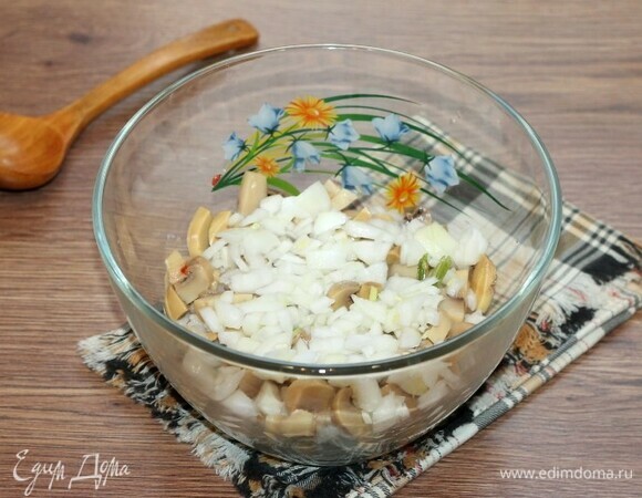 Выложить в миску маринованный лук.