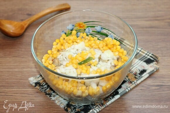 С консервированной кукурузы слить жидкость и добавить в миску.