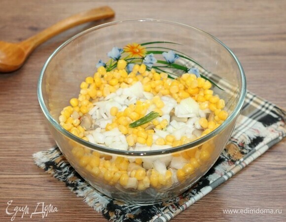 С консервированной кукурузы слить жидкость и добавить в миску.