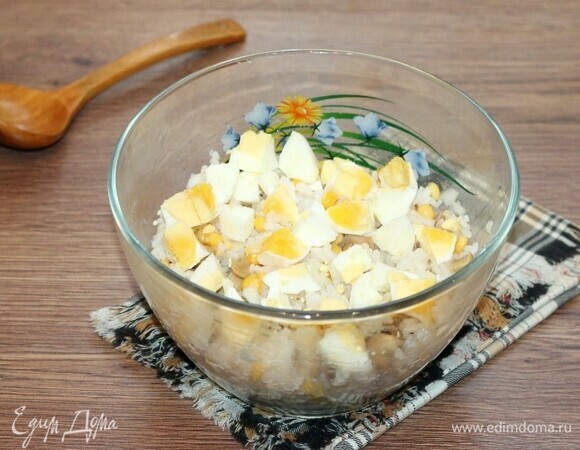 Яйца сварить вкрутую, остудить, очистить и нарезать.