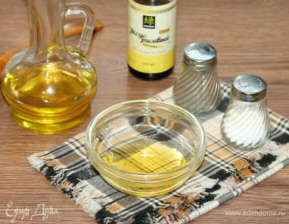 Для заправки можно взять майонез или приготовить соус. В маленькой миске смешать по вкусу растительное масло и рисовый уксус. Добавить перец и соль, можно щепотку сахара. Перемешать.