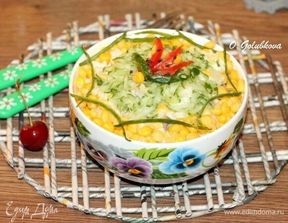 Выложить готовый салат в салатник и красиво оформить. Для оформления у меня огурец и кукуруза.