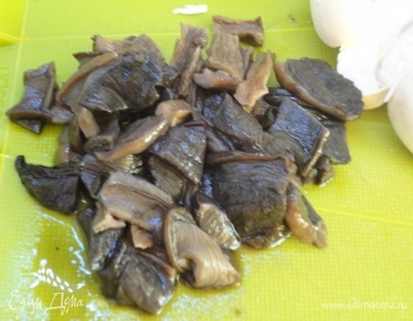 Сушеные грибы замочить и отварить в течение 30 минут. Бульон слить (но не выливать, пригодится для супа). Грибы нарезать. А если нет сушеных лесных грибов? Я уже рассказывала, что по совету своей сестры, которая меня снабжает сушеными грибами, часть этих грибов я измельчаю в кофемолке в порошок. Когда я готовлю блюдо только с шампиньонами, я добавляю пару чайных ложек для аромата.