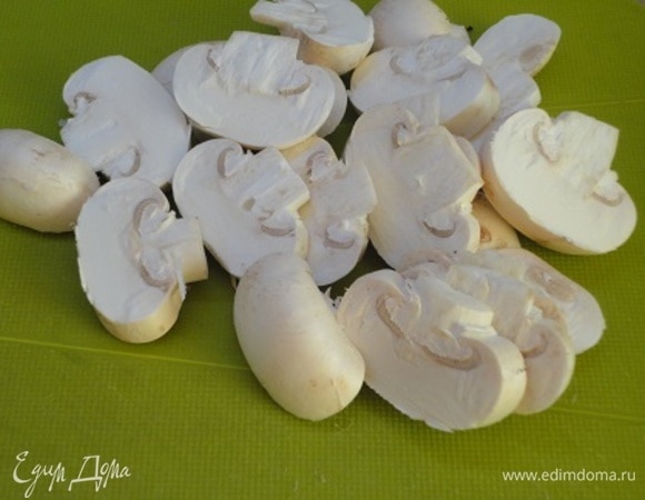 Шампиньоны нарезать довольно крупно. Лук и чеснок измельчить.