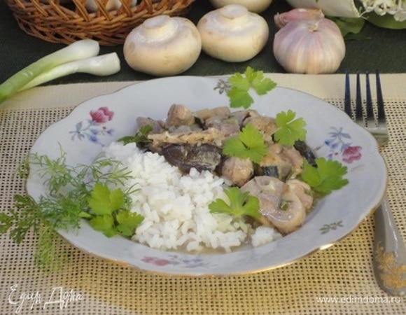 Подавать гуляш с рисом и любимой зеленью.