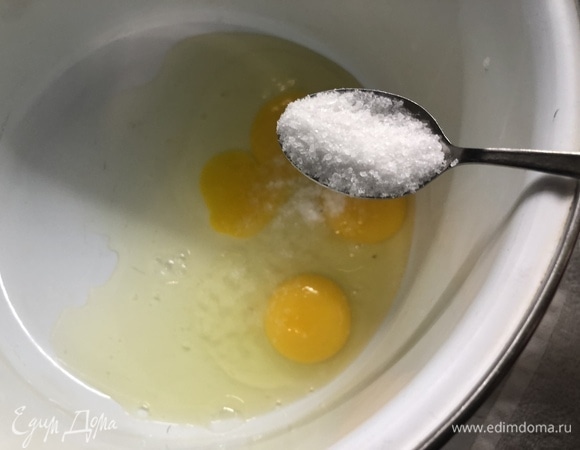 Во вторую емкость разбиваем 3 яйца, добавляем 2 ч. л. соли, взбиваем.