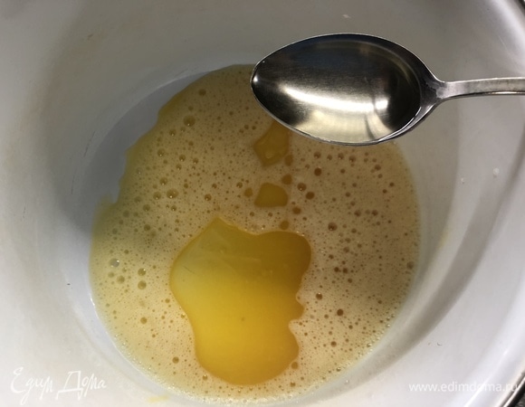 Добавляем 3 ст. л. растительного масла, продолжаем смешивать.