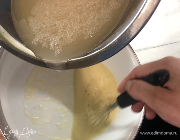 Вливаем содержимое с дрожжами тонкой струйкой.