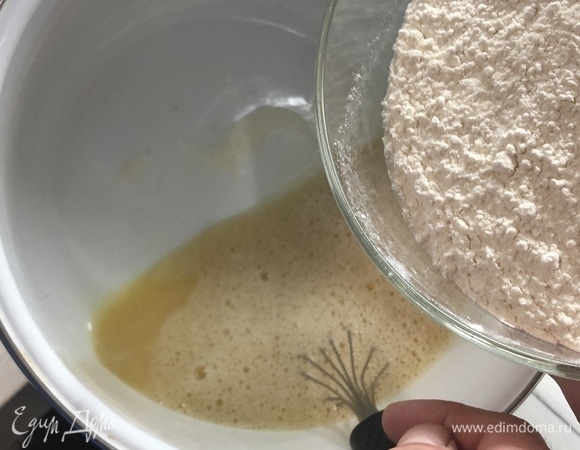 Муку отправляем в 3 этапа, на последнем замешиваем тесто на столешнице. Тесто должно получиться липким.