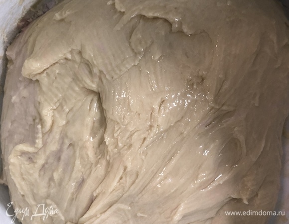 Смазываем тесто маслом, накрываем полотенцем и оставляем увеличиваться в размере (в 2–3 раза).