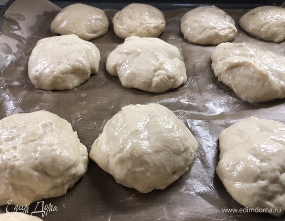 Чтобы тесто не прилипло к пергаменту, смажьте его сливочным маслом, постарайтесь будущие булочки сделать одного размера. Руки смачивайте водой, тесто не держите долго в руках. Выложив на пергамент, дайте подышать тесту воздухом, отправляйте в разогретую до 190°C духовку на 20–40 минут, готовность подскажет золотистая корочка.