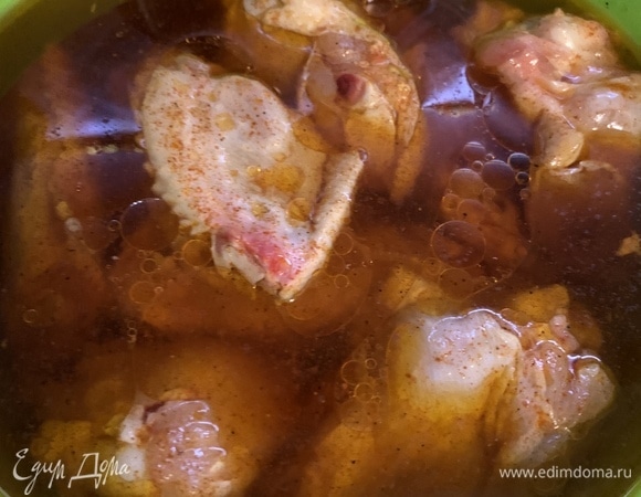 Разрезаем крылья пополам. В воду добавляем масло, соевый соус, соль (по желанию), перец черный, перец красный острый. Перемешиваем. Заливаем смесью крылья и убираем на несколько часов в холодильник (я убрала на ночь). Можно с утра замариновать, а вечером приготовить.