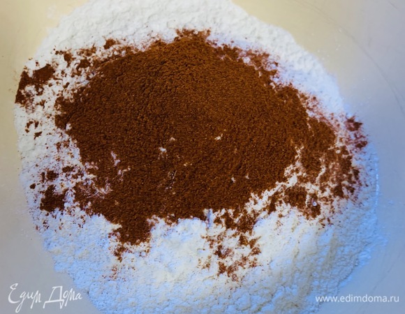 Масло для фритюра ставим разогреваться на высокий огонь. В муку добавляем 2–3 ст. л. паприки. Перемешиваем.