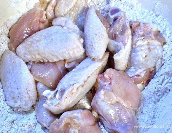 Крылья достаем из маринада и хорошенько со всех сторон обваливаем в муке.