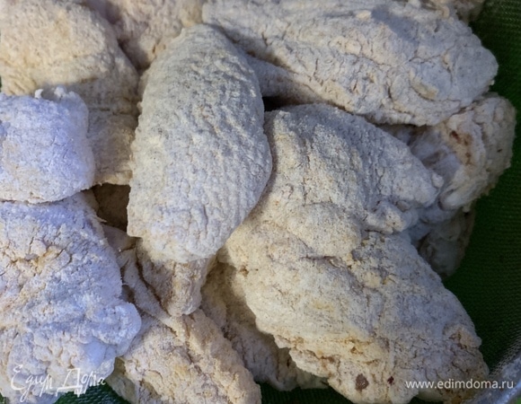 Снова выкладываем крылья в оставшуюся смесь муки с паприкой, вновь хорошенько обваливаем водой.