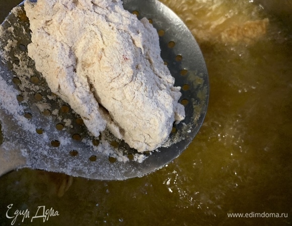 В сильно разогретое масло (будьте осторожны, могут быть брызги) перекладываем половину порции крыльев. Масло должно покрывать их.