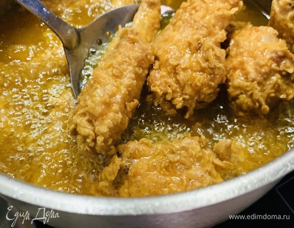 Обжариваем 8–9 минут. Затем вторую порцию отправляем в масло.