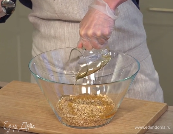 Геркулес всыпать в глубокую миску и смешать с кленовым сиропом, растопленным кокосовым маслом и корицей.