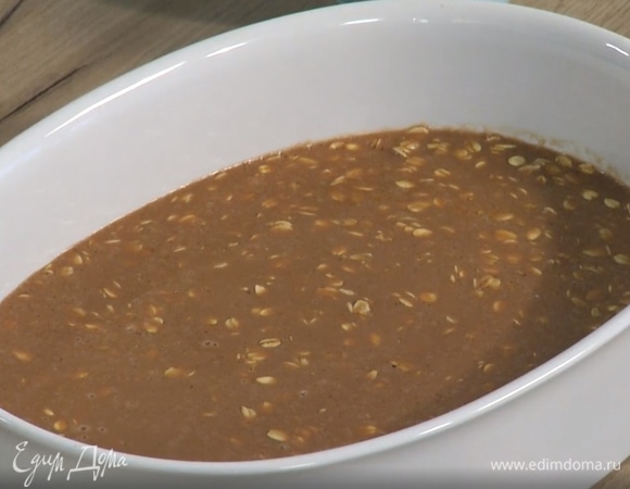 Добавить яйцо, овсяное шоколадное молоко, все перемешать и влить в форму для выпекания.