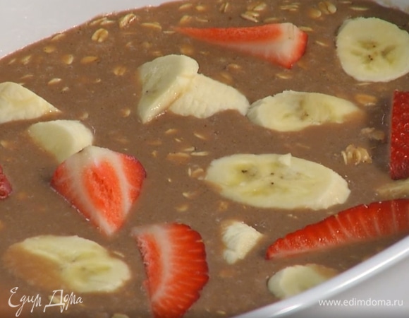 Одну горсть клубники нарезать четвертинками и вместе с шоколадными каплями добавить в тесто.