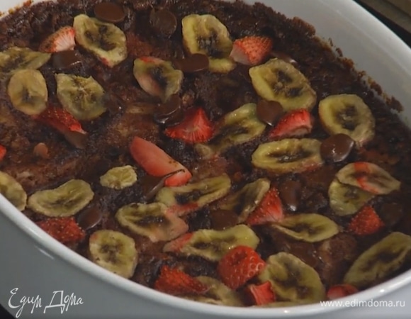 Выпекать в разогретой духовке 30–35 минут, затем проверить готовность деревянной палочкой и при необходимости выпекать еще 10‒15 минут.