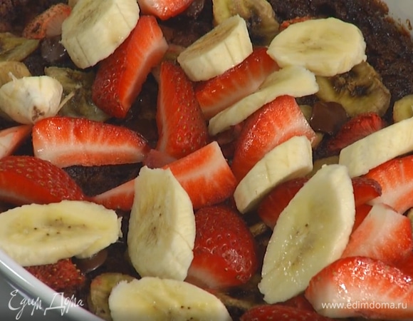 Оставшийся банан почистить и нарезать кружками, клубнику порезать на четвертинки и украсить готовый пирог.