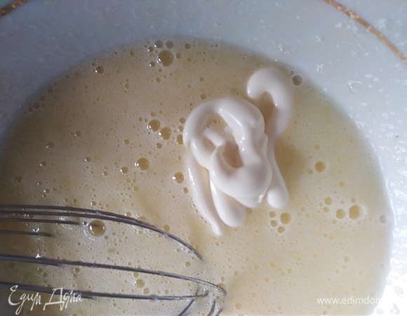 Взбить яйца, сахар и соль до побеления. Добавить майонез, перемешать.