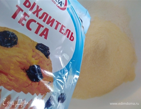 Соединить оба вида муки и разрыхлитель.