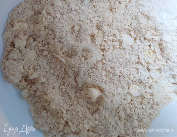 Растереть руками муку и масло комнатной температуры. Должна получиться крошка.