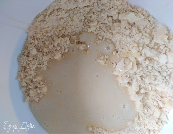 Влить яичную смесь, замесить мягкое тесто.