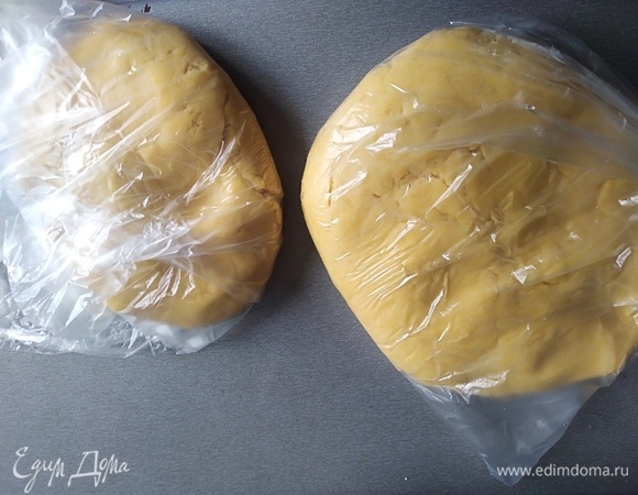 Разделить тесто. 1/3 часть убрать в морозилку, остальное — в холодильник на 30 минут.