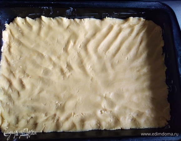 Тесто из холодильника распределить по форме.