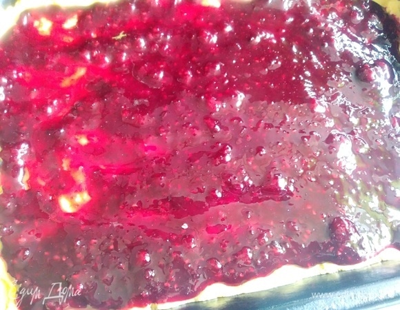 Сверху влить варенье. Я брала малиновое варенье и пюре из черной смородины без сахара. Кислинка тут к месту.